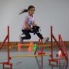 Das Highlight der Kinder beim Hobby Horsing-Workshop in der Grundschule Scheppach: das Springen über Hindernisse.