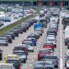 Autos und Reisebusse stehen auf der Autobahn 8 in Richtung Norden im Stau.