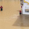 Rettungskräfte stehen im Hochwasser der Donau.