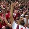 Die Fans von Olympiakos Piräus jubeln im Georgios-Karaiskakis-Stadion.