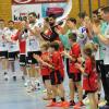 Zusammen mit dem Handball-Nachwuchs feierten die Vöhringer Männer ihren Heimsieg gegen den Tabellenführer. 