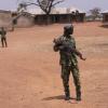 Nigerianische Soldaten patrouillieren vor einer Schule in Kuriga, von wo Kinder entführt wurden.