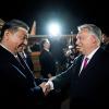 Der ungarische Ministerpräsident Viktor Orban (r) begrüßt den chinesischen Präsidenten Xi Jinping auf dem Flughafen Budapest Liszt Ferenc.