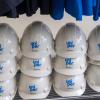 Helme mit der Aufschrift «Uniper» stehen während der Vorstellung des neuen Wasserstoffspeicher-Projekts HyStorage in Bierwang in einem Schrank.