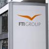 Das Logo des Reiseveranstalter FTI steht vor dem Firmensitz in München.