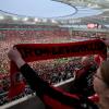 Leverkusens Fans bejubeln den Gewinn der Deutschen Meisterschaft im Stadion.