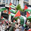Demonstration nach der Auflösung der «Palästina Konferenz» in Berlin-Mitte. Die Berliner Polizei hat den umstrittenen Kongress, der eigentlich bis Sonntag dauern sollte, am Freitag aufgelöst.