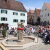 Mit einem Fest weihte die Stadt Wemding zusammen mit der Familie Schneid den neu errichteten Brunnen am alten Saumarkt ein. Links am Rednerpult: Theo Knoll.