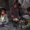 Eine palästinensische Familie kocht in einem behelfsmäßigen Zelt in Rafah.