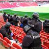 Die Polizei sichert bei einer praktische Übung einer Einsatzlage zur Fußball-Europameisterschaft einen Bereich mit verletzten Personen.