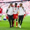 Ein Bild, das dem FC Bayern Sorge bereitet: Kingsley Coman muss nach seiner Verletzung das Spielfeld verlassen.