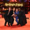 24.02.2024, Berlin: Regisseurin Mati Diop (2.v.l) steht nach der Preisverleihung im Berlinale Palast zusammen mit dem Protagonisten Gildas Adannou und den Produzentinnen Judith Lou Lévy (l) und Eve Robin auf dem Roten Teppich, nachdem ihr ein Goldener Bär in der Kategorie Bester Film für "Dahomey" verliehen wurde. Die 74. Internationalen Filmfestspiele Berlin finden vom 15. bis 25.02.2024 statt. Foto: Britta Pedersen/dpa +++ dpa-Bildfunk +++