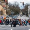 Aktivistinnen und Aktivisten der Letzten Generation blockieren eine Kreuzung in Regensburg.