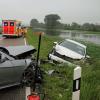 Auf der Staatsstraße 2018 zwischen Illertissen und Obenhausen ist ein Auto ins Schleudern geraten und mit einem am Straßenrand stehenden Wagen zusammengestoßen.