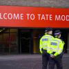 Polizeibeamte patrouillieren am Eingang des Museums Tate Modern.