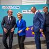 Ursula von der Leyen, EU- Kommissionspräsidentin (2.v.l), steht  neben Manfred Weber (l), Vorsitzender der EVP-Fraktion im Europaparlament, Friedrich Merz (2.v.r), CDU-Bundesvorsitzender und Fraktionsvorsitzender der CDU/CSU-Fraktion im Bundestag, sowie Markus Söder (r), CSU-Vorsitzender und Ministerpräsident von Bayern, nach der Pressekonferenz im Anschluss an eine gemeinsame Sitzung der Präsidien von CDU und CSU. Beide Parteien beraten über das Programm zur Europawahl.