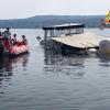 Einsatzkräfte der Feuerwehr holen am 30. Mai 2023 das gesunkene Boot auf dem Lago Maggiore mit Ballons an die Oberfläche.