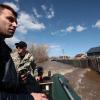 Anwohner fahren in ihrem Schlauchboot, um bei der Evakuierung von Menschen in Orenburg zu helfen.