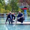 Die neue Waldbad-Saison steht in den Startlöchern: Stadtwerke-Vorstand Lothar Böck und Schwimmmeister Günter Münzing testen schon einmal die Wassertemperatur.