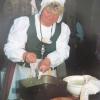 Roswitha Hillmann im historischen Köchinnengewand vor 30 Jahren beim Herstellen von „Nonnenfürzle“. 