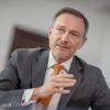 Finanzminister Christian Lindner reist derzeit für einen Bürgerdialog quer durch die Republik. „Ich bekomme in den Veranstaltungen in der Regel viel Applaus, wenn ich die Solidität der Staatsfinanzen anspreche“, sagt er. 