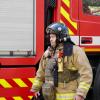 Feuerwehrkommandant Roman in voller Einsatzkleidung: Seine Schutzweste soll bei Explosionen helfen. 