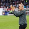 Freiburgs Trainer Christian Streich bedankt sich nach Spielende sichtlich bewegt bei den Fans im Stadion.