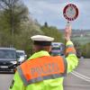 Die Polizei hat am Mittwoch auf der B2 nördlich von Monheim mehr als 400 Fahrzeuge überprüft.