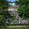 Zahlreiche Menschen sind bei Sonnenschein im Park Sanssouci auf den Weinbergterrassen unterwegs.