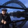 «One Deep River»: Mark Knopfler vor der Tyne Bridge.