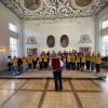 Singen ist generationsübergreifend – das stellten die Chorklasse der Grundschule Reisensburg und der MGV Zusamklang Aichen eindrucksvoll unter Beweis.