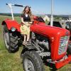 Mit ihrem alten Ferguson war Franzi Tremmel aus dem Inchenhofener Ortsteil Sainbach zum Oldtimertreffen nach Grimolzhausen gefahren.