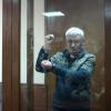 Ungebrochen: Der russische Menschenrechtler Oleg Orlow steht mit Handschellen in einem Gerichtssaal bei der erneuten Verhandlung wegen wiederholter Diskreditierung der russischen Armee.