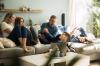 Full House auf dem Sofa: Mit vier oder mehr Kindern kann es in Deutschland eine vierstellige Summe an Kindergeld geben.