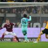 Münchens Abdenego Nankishi (M) trifft gegen Dynamos-Torwart Torwart Kevin Broll (l) und Kevin Ehlers.