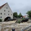 Hoher Wasserstand der Kammel: Hier fließt das wilde Gewässer am Pfarrheim St. Michael in Krumbach vorbei. Die Innenstadt war am Samstag überflutet.