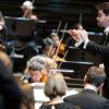 Lahav Shani, zukünftiger Chefdirigent der Münchner Philharmoniker, steht nach der Verleihung der Goldenen Ehrenmünze der Stadt München an Dirigent Mehta auf der Bühne.