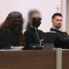 Ein 34-jährige Frau (M), sitzt in einem Gerichtssaal des Landgerichts zwischen ihren Anwälten Anja Mack und Alexander Hamburg auf der Anklagebank.
