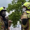 Feuerwehrleute beraten sich während des Brandes einer Fabrik in Berlin-Lichtenfelde.