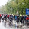 Tausende Radfahrer fahren während einer Radsternfahrt über die Autobahn 95.