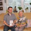 Lucia Bischoff Die 89 jährige Lucia Bischoff wird bei ihrem Schreibprojekt von Markus Zick unterstützt.