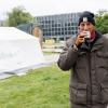 Der Klimaaktivist Wolfang Metzeler-Kick vom Bündnis «Hungern bis ihr ehrlich seid» trinkt Tee nach einer Pressekonferenz über seinen Gesundheitszustand während seines inzwischen seit fast 60 Tagen andauernden Hungerstreiks im Invalidenpark.
