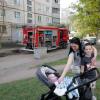 Eine junge Familie in Charkiw. Zuerst flohen sie nach Dnipro. Jetzt erleben sie nach ihrer Rückkehr wieder eine Zunahme russischer Angriffe.
