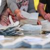 Zahlreiche Wahlhelfer sind mit der Stimmenauszählung der Briefwahlstimmen zur Europawahl beschäftigt.