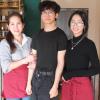 Julia An Nguyen (links) eröffnete im Januar ihr vietnamesisches Restaurant Ana Sushi & Asian Food in Mering, unterstützt von Neffe Kien und Nichte Ana. 