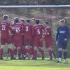 Soeben hat die SpVgg Wiesenbach das 1:0 erzielt, die Fußballer bejubeln den Treffer im Kreisliga-Hit gegen den TSV Ziemetshausen.