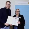Alisa Kasle-Henke von der Technischen Hochschule Augsburg erhält von Bayerns Wissenschaftsminister Markus Blume den "Preis für gute Lehre 2024".