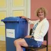 Im Krumbacher Stadtsaal wurden Briefwahlstimmen ausgezählt. Unser Bild zeigt Wahlvorsteherin Waltraud Rogg mit der versiegelten Wahltonne.