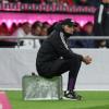 Ein Bild mit Symbolcharakter: Bayern-Trainer Thomas Tuchel sitzt auf gepackten Koffern.