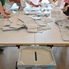 Kurz nach 18 Uhr werden in Frankfurt (Oder) die Stimmzettel aus der Wahlurne zur Europawahl ausgezählt.